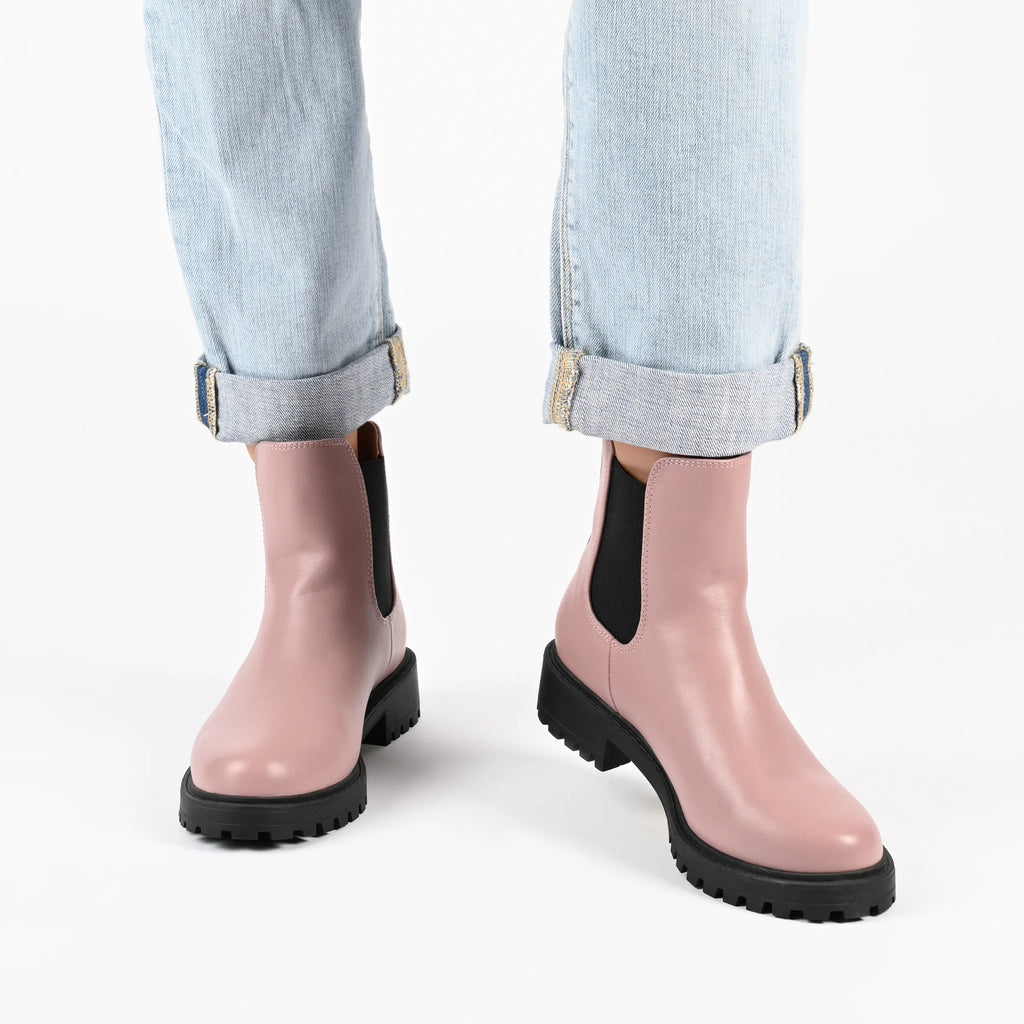 Womens Wide Width Round Toe Block Heel Chelsea Booties M95060
