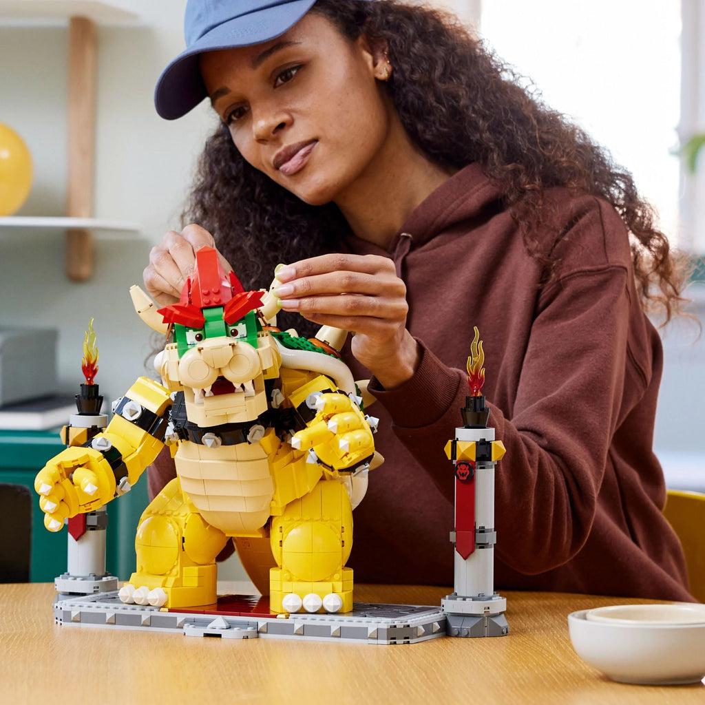 Posable Collectible Figure with Battle Platform B9856